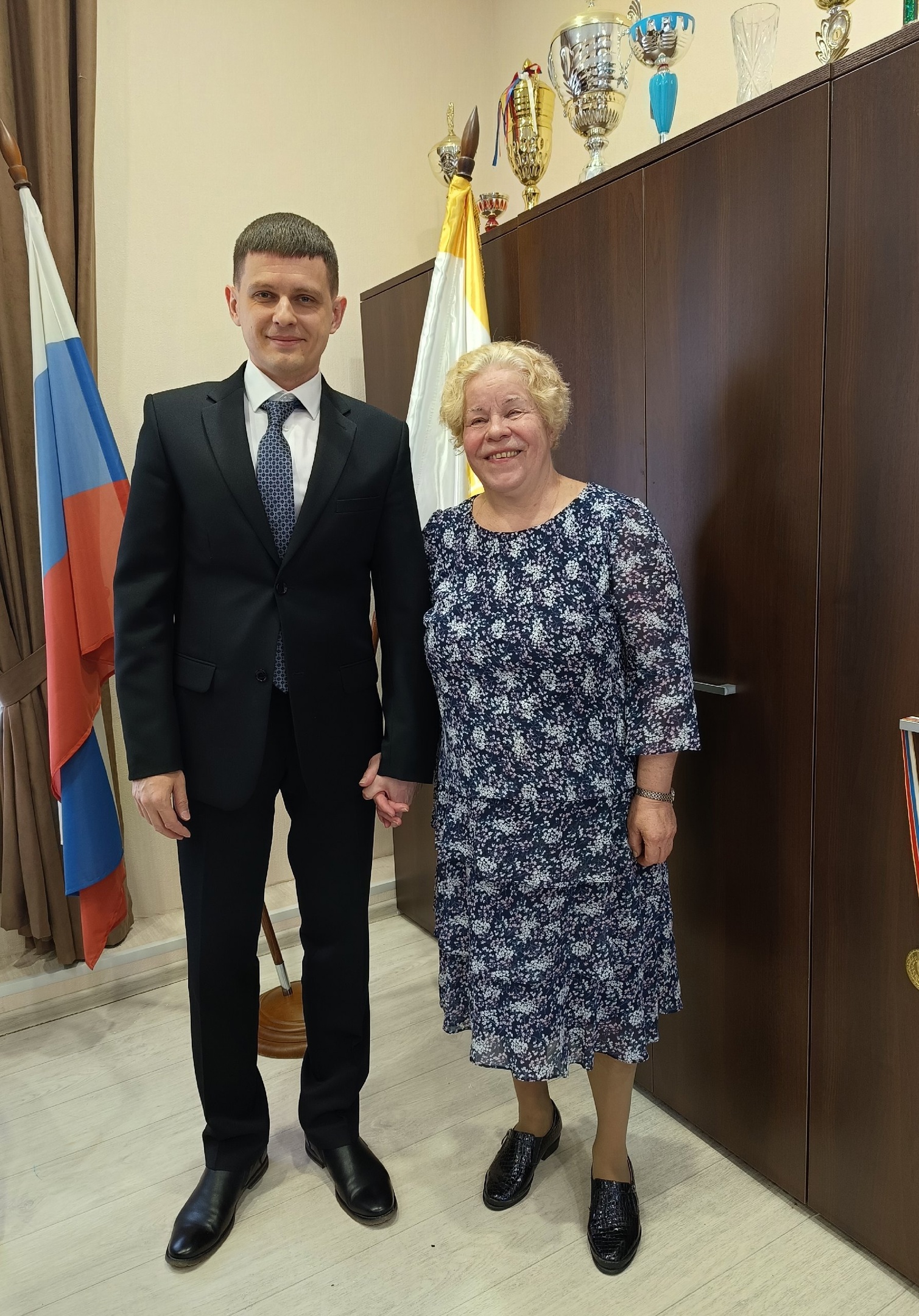 Поздравляем дам!